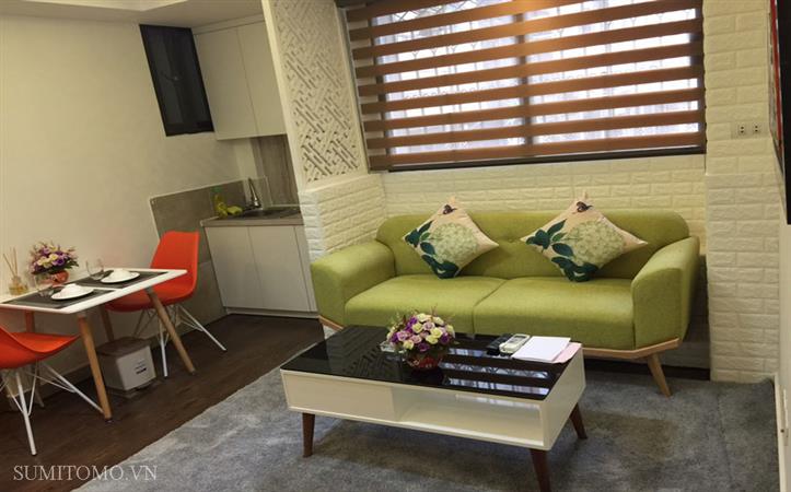 Ba Dinh地区Dao Tan通りに位置し、空間が広くて日当たりが良い1ベッドルーム賃 貸サービスアパート。