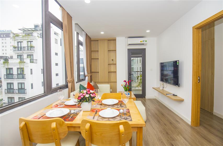 Căn hộ 2 ngủ cho thuê phố Linh Lang, view đẹp, đầy đủ tiện nghi