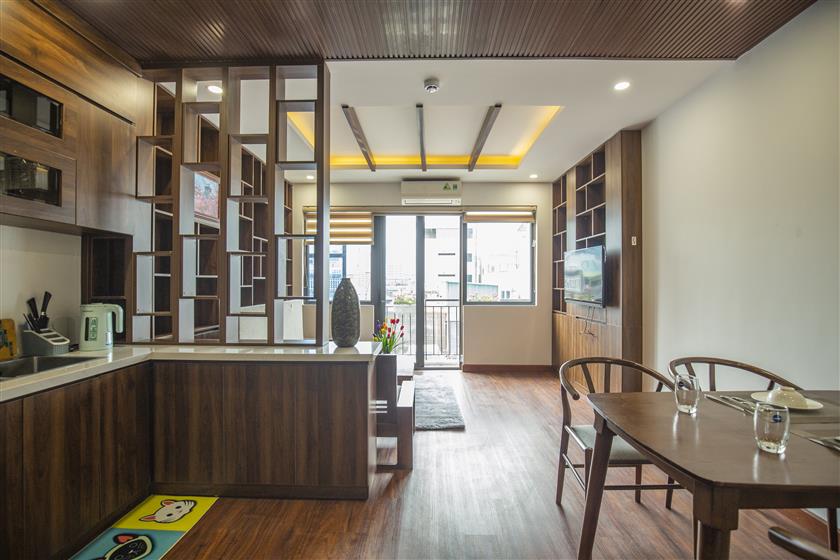  Tòa nhà nằm ở mặt đường  Linh Lang, Đào Tấn, Thông ra phố Phan kế bính cách 10m. Ô tô đỗ tận cửa. Nằm cạnh lotte, đại sứ quán nhật, hồ thủ lệ, Daewoo 1-2 phút đi bộ